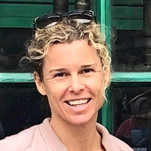 Julie Schneiderman Headshot